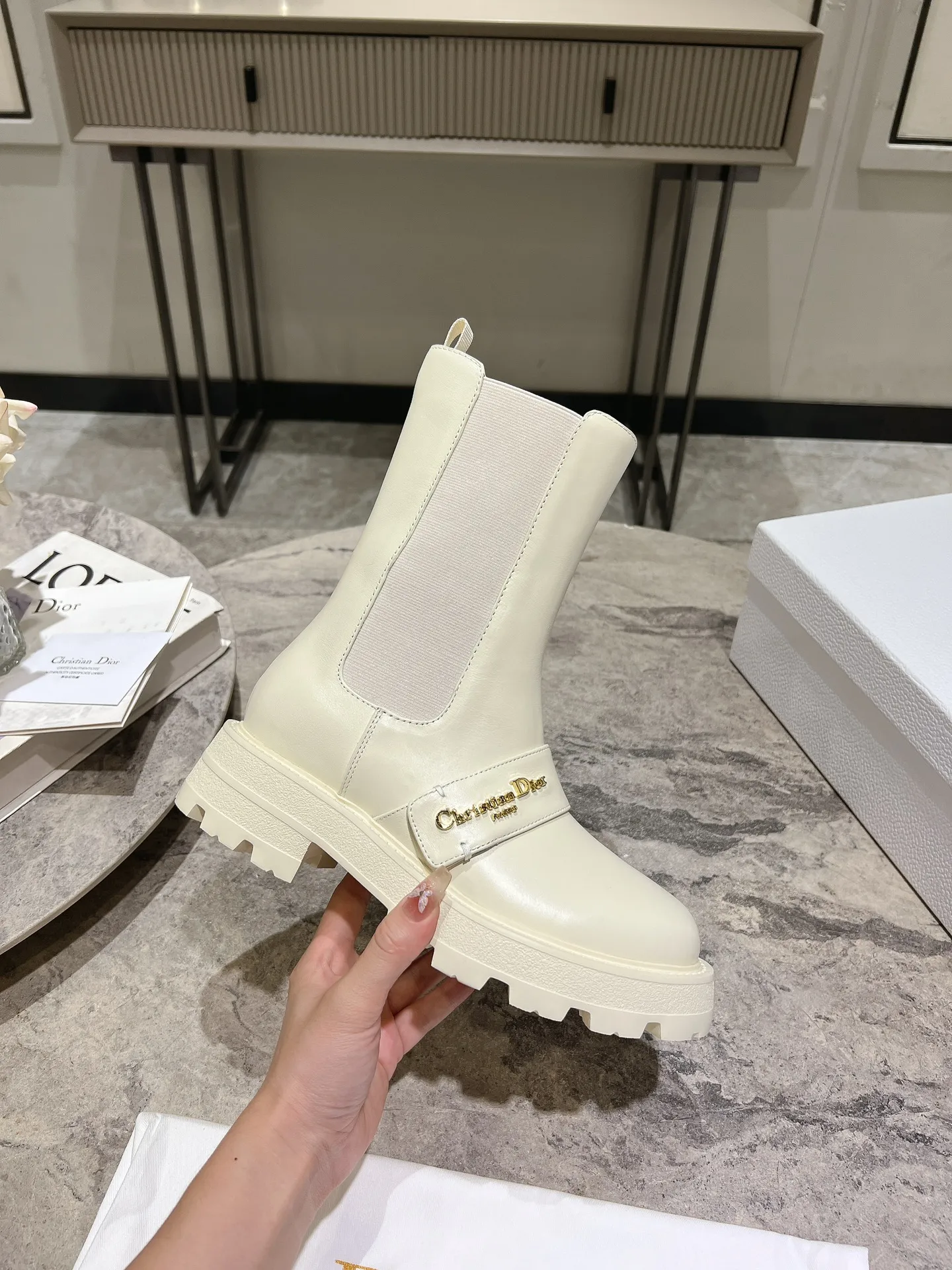 💰820 Dior Dior's new autumn and winter D-Town series punk style thick heel women's boots. The same style as the star's CD letter logo hardware buckle motorcycle knee-high boots. High-heeled square toe one-step knight high boots. Material: upper imported full-grain calfskin/open-edge beaded cowhide + water-dyed cowhide lining for feet + up foam outsole + original molded hardware buckle. Size: 35-39 Standard code (40.41 customized, non-refundable)